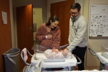 Người phụ nữ không có buồng trứng sinh đôi một cách kỳ diệu