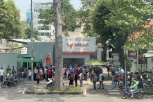 Hơn 100 người dân đến Công an TP.HCM tố cáo bị lừa mua bảo hiểm Manulife