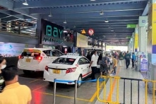 Cảng vụ Hàng không: Tạm ngừng thay đổi thu phí taxi ở sân bay Tân Sơn Nhất