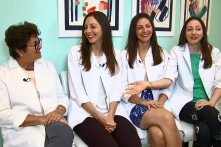 Chị em gái sinh 3 trở thành bác sĩ sản phụ khoa giống mẹ