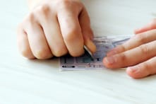 Vào trạm đổ xăng, người đàn ông trúng luôn vé số 1 triệu USD