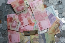 Cụ già Indonesia giấu tiền trăm triệu dưới gầm giường, con cháu không hề hay biết