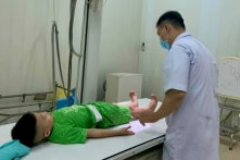 Nam sinh lớp 1 bị người dạy kèm đánh bầm tím người, rỉ máu ở đầu và miệng