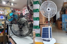 Quạt tích điện bị đẩy giá, người dân khổ vì nóng lại mất thêm tiền