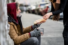 Cúi người là ngôn ngữ của tình yêu và sự tôn trọng 