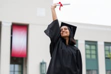 Bé gái 12 tuổi người Canada tốt nghiệp đại học và chuẩn bị theo học thạc sĩ