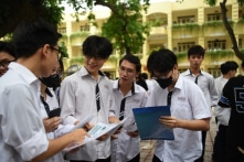 Thi tốt nghiệp THPT 2023: 40 thí sinh bị đình chỉ vì mang điện thoại vào phòng thi