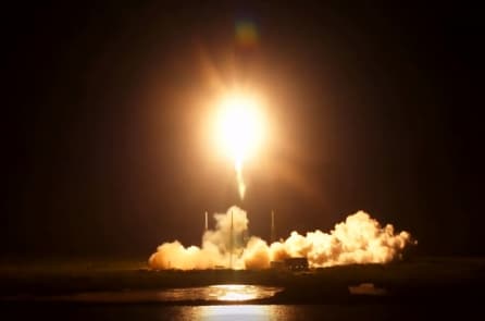 SpaceX dự kiến chuyến bay thương mại đầu tiên đi bộ ngoài không gian