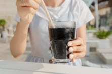 Bác sĩ “kê đơn” 4 lon Coca cho một phụ nữ mắc xương gà trong cổ họng