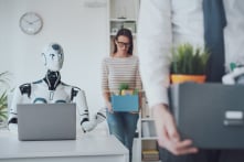 ‘Cơn sốt AI’ kéo theo làn sóng sa thải, nhân viên cổ cồn trắng cũng bị ảnh hưởng