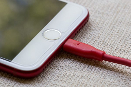 Apple: Đừng sạc iPhone trên giường khi ngủ