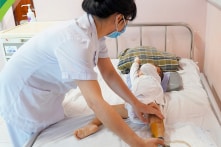 Cảnh báo: Liên tiếp trẻ 2 tuổi, 3 tuổi bị rắn độc cắn khi ngủ dưới nền nhà