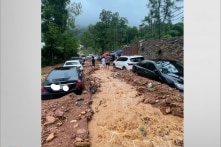 Nhiều mảng đồi trọc quanh khu vực đất đá vùi lấp hàng chục ô tô ở Sóc Sơn