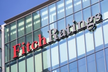 Fitch bất ngờ hạ cấp xếp hạng tín dụng của Mỹ