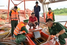 Tàu cá vận chuyển 80.000 lít dầu không rõ nguồn gốc từ ngoài khơi về Phú Quốc