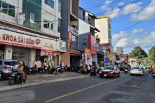 Đà Lạt: Nghi bị trộm đồ, bảo vệ nhà sách lục soát người bé trai