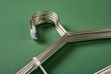 Mỹ áp thuế chống bán phá giá 220% đối với móc áo thép Việt Nam