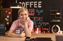 Hóa đơn chỉ 21 USD, người phụ nữ để lại 2000 USD tiền boa