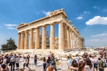 Nhặt 2 viên đá cẩm thạch cổ ở Athens, du khách bị cảnh sát bắt giữ