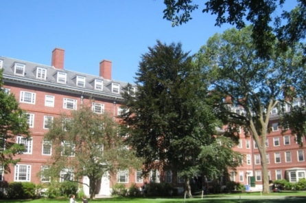 Harvard miễn học phí cho sinh viên từ gia đình có thu nhập bằng hoặc dưới 200.000 USD/ năm