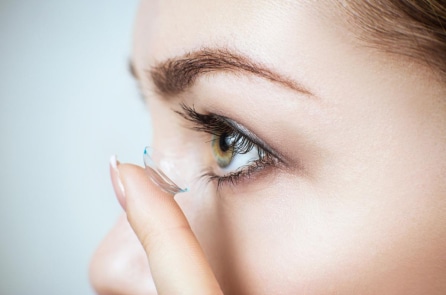Thấy ngứa vì đeo kính áp tròng, cô gái suýt mất thị lực