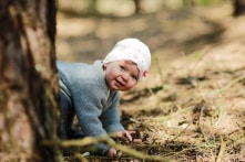 Đi bộ chân trần 5km vào rừng, cô bé 2 tuổi ngủ say khi được tìm thấy