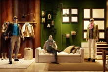 Người đàn ông đóng giả ma-nơ-canh để lấy trộm đồ trang sức