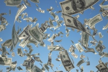 Hàng nghìn người giành nhau dưới cơn mưa tiền 1 triệu USD của ngôi sao mạng Séc