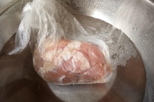 4 phương pháp rã đông thịt sai lầm có thể gây ngộ độc, thậm chí tử vong