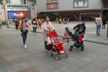 Trung Quốc kiểm duyệt các bài đăng phản đối việc sinh con trong bối cảnh dân số sụt giảm