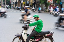 TP. Hà Nội đề xuất tài xế xe ôm phải đeo thẻ hành nghề