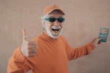 Để nhân viên bán hàng chọn vé số, người đàn ông trúng 10 triệu USD