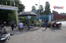 Bắc Giang: Người dân lập lán trại ngăn xe vào bãi tập kết than