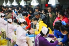 TQ: Trẻ không ho vẫn bị viêm phổi, chính quyền ra lệnh đeo khẩu trang trở lại