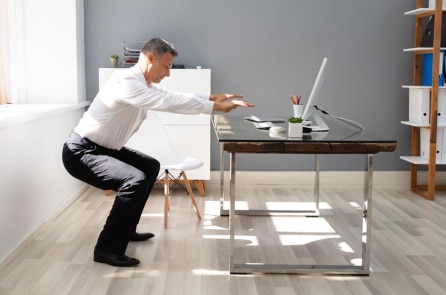 1 phút tập squat có thể tăng cường sự tập trung và cải thiện khả năng ra quyết định