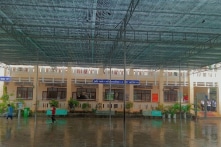 Giáo viên tát học sinh, bà nội tới trường nắm tóc, đánh giáo viên