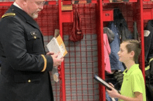 Ước mơ trở thành nhân viên y tế, cậu bé tự kỷ nhận bằng CPR khi mới 9 tuổi