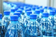 Nghiên cứu mới: Mỗi chai nước đóng chai chứa hàng trăm ngàn hạt vi nhựa