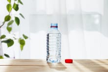 Một chai nước có thể chứa 240.000 mảnh nhựa nhỏ. Bạn cần làm gì để bảo vệ sức khỏe?