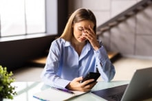 Online nhiều, người phụ nữ bị sương mù não và mất trí nhớ. Làm sao để khắc phục?