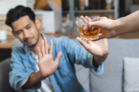 Hãy ngừng uống rượu nếu cơ thể bạn xảy ra 4 điều bất thường này