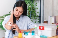 Cồn, iodophor, iốt, hydrogen peroxide…loại nào dùng điều trị vết thương tốt nhất?