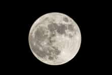 Nghiên cứu: Mặt trăng co lại đang không ngừng gây chấn động và đứt gãy bề mặt