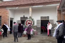 Người dân Giang Tô: Số người chết tăng đáng kể, nhà tang lễ chật kín