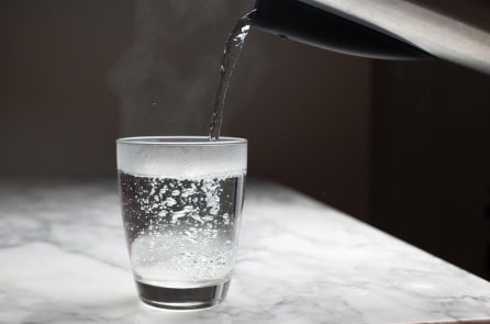 12 lợi ích của việc “uống nhiều nước ấm”