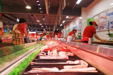 Năm hết Tết đến, người dân Trung Quốc than thở sức mua không bằng năm ngoái