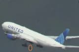 Video: Máy bay từ Mỹ đến Nhật Bản hạ cánh khẩn cấp do rơi bánh
