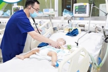 Bé 2 tháng tuổi tổn thương não do bế rung lắc