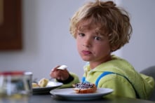 Bị mẹ bỏ rơi, cậu bé 9 tuổi sống một mình trong 2 năm