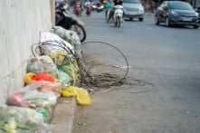 ‘Hy vọng người dân vứt rác ngoài đường sẽ cảm thấy vướng tay’